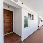 Διαμέρισμα Modern 2 Bdr Flat W/balcony And Pool By Lovelystay
