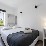 Modern 2 Bdr Flat W/balcony And Pool By Lovelystay Αλμπουφέιρα