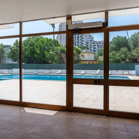 Lägenhet Modern 2 Bdr Flat W/balcony And Pool By Lovelystay *
