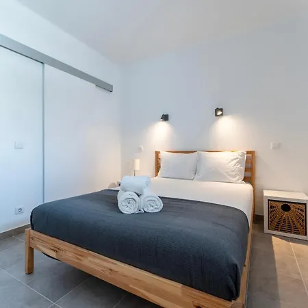 Modern 2 Bdr Flat W/balcony And Pool By Lovelystay *