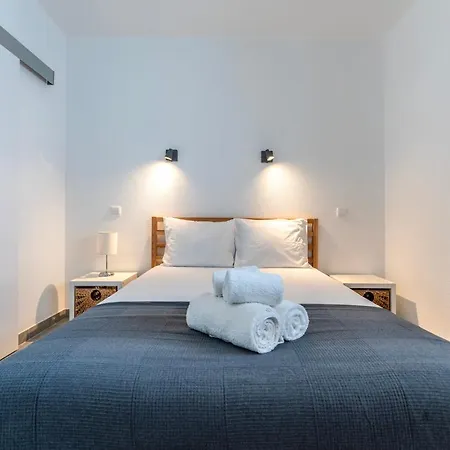 Modern 2 Bdr Flat W/balcony And Pool By Lovelystay *