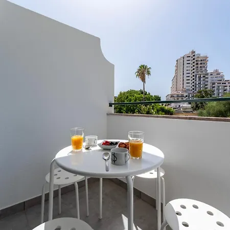 Apartment Modern 2 Bdr Flat W/balcony And Pool By Lovelystay *