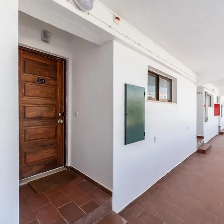 Apartment Modern 2 Bdr Flat W/balcony And Pool By Lovelystay