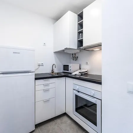 Modern 2 Bdr Flat W/balcony And Pool By Lovelystay