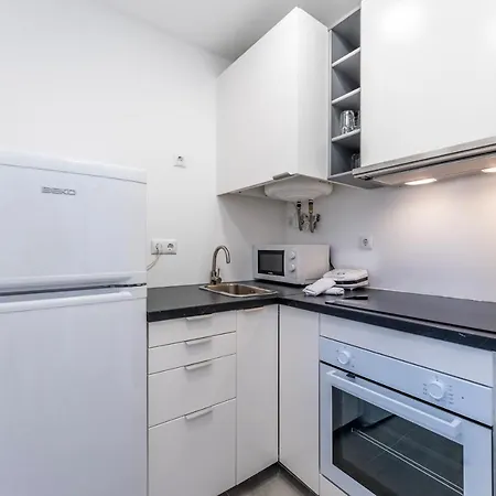 Modern 2 Bdr Flat W/balcony And Pool By Lovelystay Apartment *