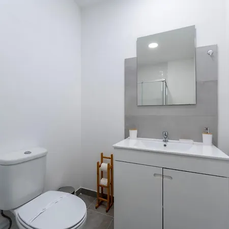 Modern 2 Bdr Flat W/balcony And Pool By Lovelystay